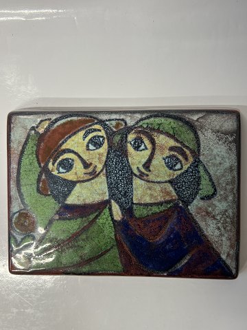 Relief, i glaseret keramik To piger, Bornholmsk keramik, Michael Andersen.
