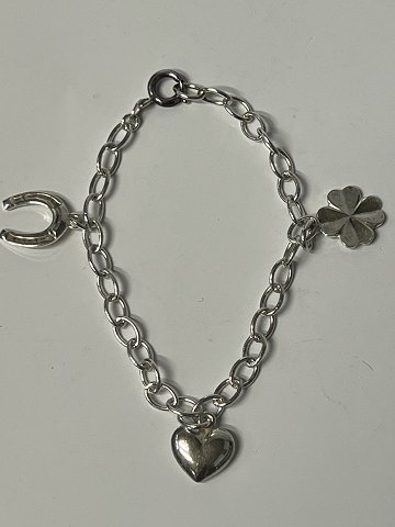 Bracelet with charms in silver.Length 15.7 cm.