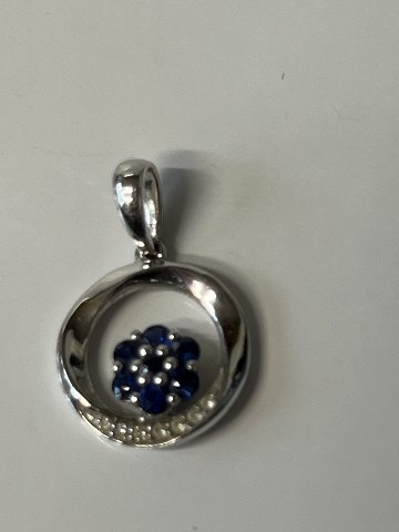 Pendant, with blue sapphire and inlaid diamonds, in 14 carat white gold.Length: 1.9 cm.