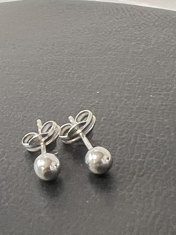Earrings in 14 carat white gold, ball-shaped.