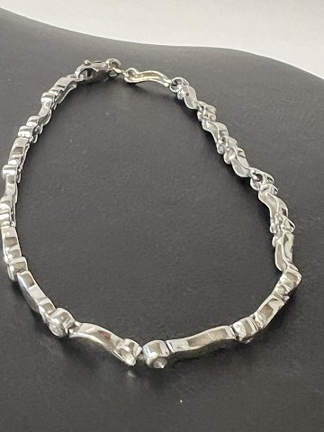 Bracelet in 14 carat white gold with inlaid diamonds.Length 17.5 cm.