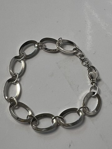 Silver bracelet circle shaped in sterling silver.Length 19.5 cm.
