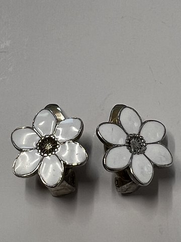 Clipsøreringe med emalje blomster i sølv. Måler 1,5x1,4 cm