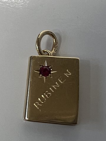 14 karat guld. Bog med indlagt rød rubin.Charms / Vedhæng.Højde 1,9 cm.