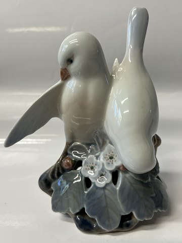 Royal Copenhagen,  Figur Turtelduer eller fugle på gren.Dek. Nr. 402.