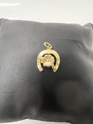 14 karat guld. Hestesko med en Firkløver. Charms / Vedhæng.Højde 1,8 cm.
