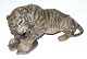 Sjælden Dahl Jensen Figur af Tiger med dyrekølle
Dekorationsnummer #1285
1.sortering
Længde 24 cm.
Pæn og velholdt