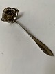 Delt Lilje Sølv Flødeske
Frigast
Længde 13,7 cm.