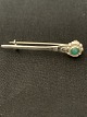 Broche i Sølv med indlagt Jade
Stemplet J&J 830S
Længde 4,5 cm
