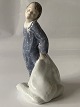 Kongelig porcelænsfigur, dreng med pude, fra Royal Copenhagen. 
1. sortering, dek. 2604