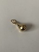 Charm i 14 karat guld som en dråbe. Ideel til armbånd eller halskæde.