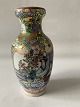 Høj slank Kinesisk vase i klassisk stil.
Højde:  15 cm.