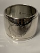 Napkin ring Silver.
Stamp: Three Towers.
Size: 3.5 x ø 4.6 cm.