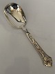 Serveringsske i sølv.
Længde 21 cm.
Produceret År.1956