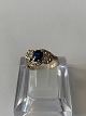 9 Karat Guldring med blå safir og brillanter
Størrelse 48
