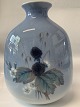 Lyngby vase med blomstermotiv / Brombær.
Højde 18,5 cm