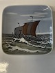 Royal Copenhagen Firkantet asiet Vikingeskibe.
Dek. Nr. 3479