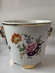 Flower pot shelters with flowers, 4 feet.
Dimensions 15x14.5 cm.