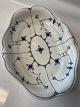 Royal Copenhagen Musselmalet Riflet, sjælden brødbakke.
Måler 30,7 x 24,5 cm.