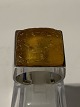 Signet Herrering i sterlingsølv med rav natur slibet.
Størrelse. 70.
