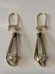 Earrings in 14 karat gold and pearl.
Length 4.1 cm.