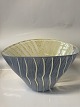 Stor glasskål i flotte nuancer.
Måler 16,5x22x28 cm.