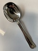 Kompotske i Dobbeltriflet sterling sølv af Georg Jensen.
Længde 14.5 cm.