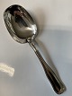 Serveringsske i Dobbeltriflet sterling sølv af Georg Jensen.
Længde 20,3 cm.