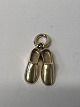 Et par sko Vedhæng / Charms i 14 karat guld Højde: 1,8 cm.