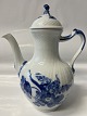 Royal Copenhagen Blå Blomst Svejfet, Kaffekande.Dek. Nr. 10/1794.