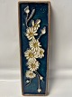Relief, Hvide Margueritblomster, Bornholmsk keramik, Søholm.Mål 38,2 x 12,5 cm.