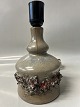 Bordlampe i keramik rå knopret struktur med lys og mørk glasurHøjde 24,0 cm.