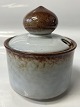 Sonja, marmeladeskål med låg, hul til ske, Søholm Bornholms keramik.Højde 12,5 cm.