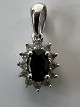 Vedhæng, med blå safir og indlagte Diamanter, i 14 karat hvidguld.Længde: 1,4 cm.