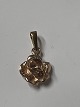 Rose i Charms / Vedhæng 8 karat Guld.Højde 1,7 cm.